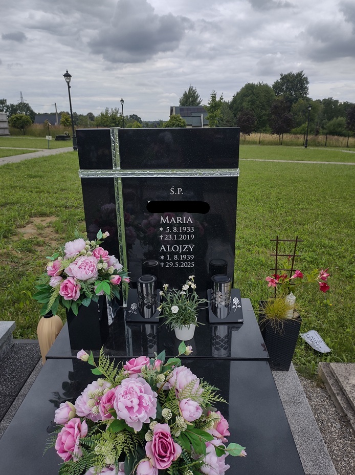 Renowacja starych liter na pomniku