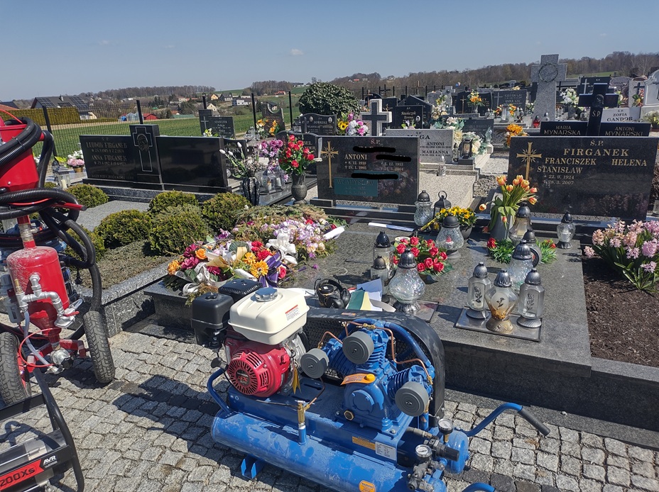 Złocenie 24K liter nagrobkowych