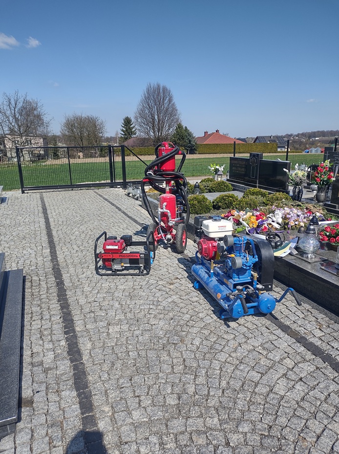 Piaskowanie napisów na cmentarzu